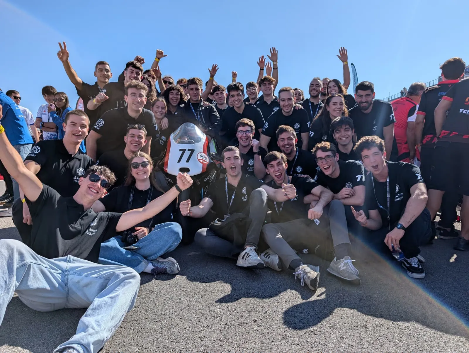 Equipo MotoMaqLab UC3M celebrando con el prototipo de competición en circuito
