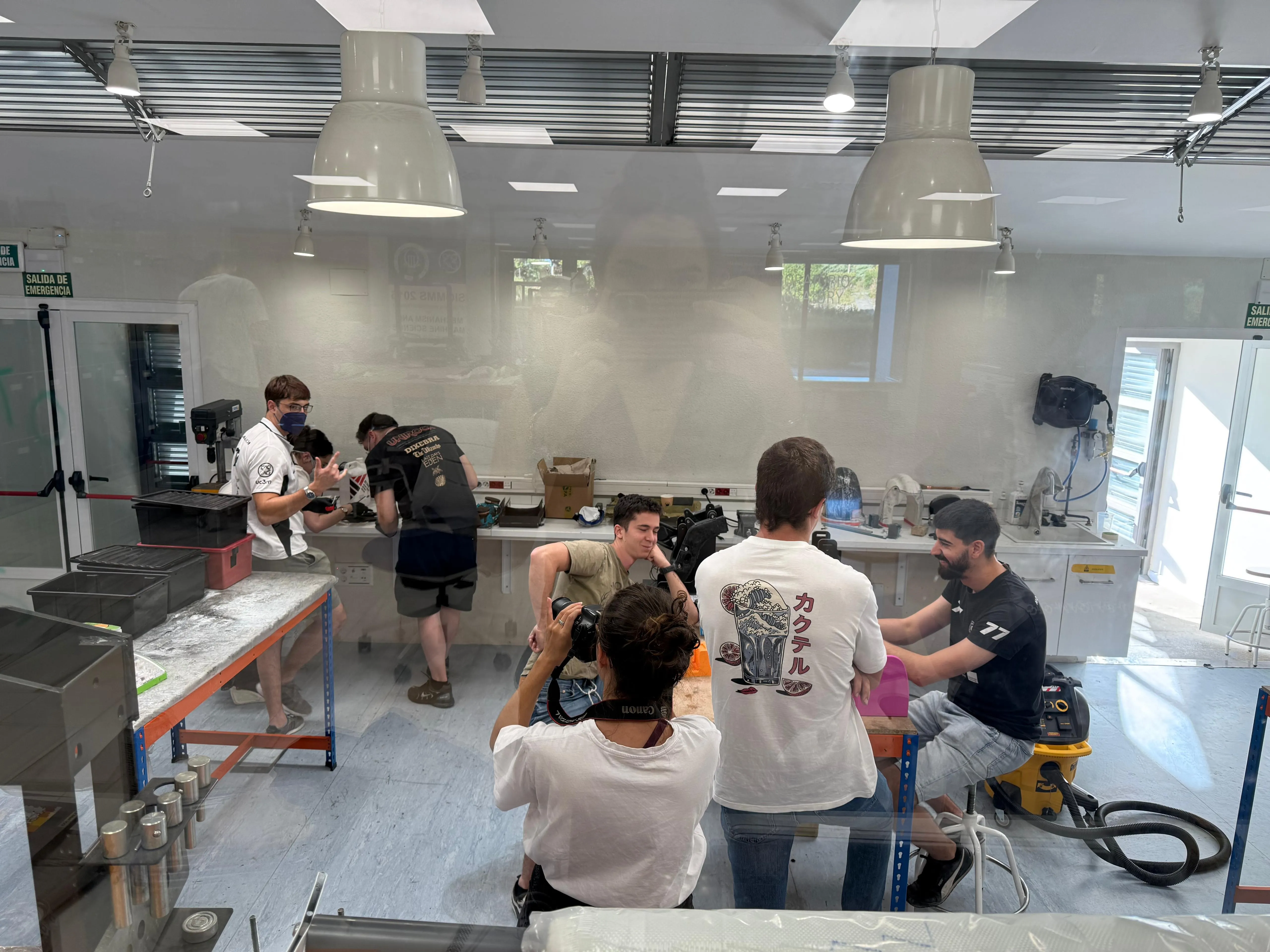 Estudiantes de MotoMaqLab trabajando en el taller de la UC3M