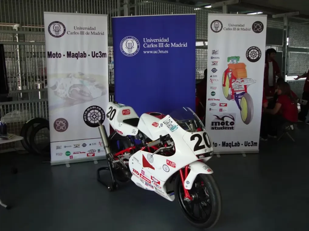 Primer prototipo MotoMaqLab 2009 - moto 2T con chasis tubular y suspensión TeleLever