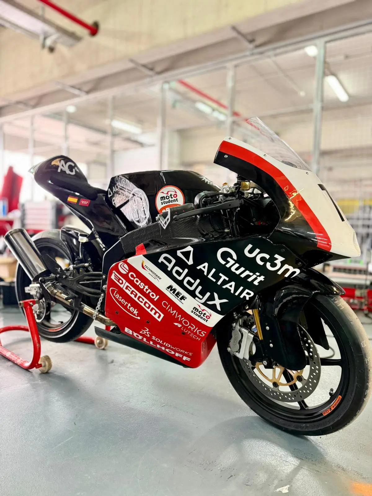 Prototipo MS8 de MotoMaqLab 2025 - chasis de fibra de carbono de doble viga, segundo puesto en Pitch Presentation